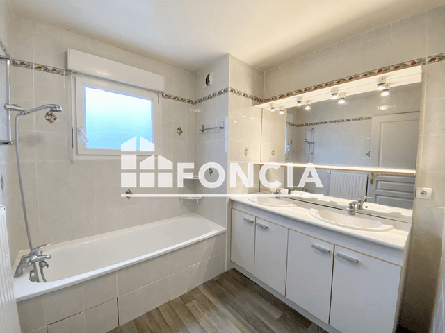 Appartement meublé 3 pièces (85.18 m²) à louer - Collonges Sous Saleve (74160)
