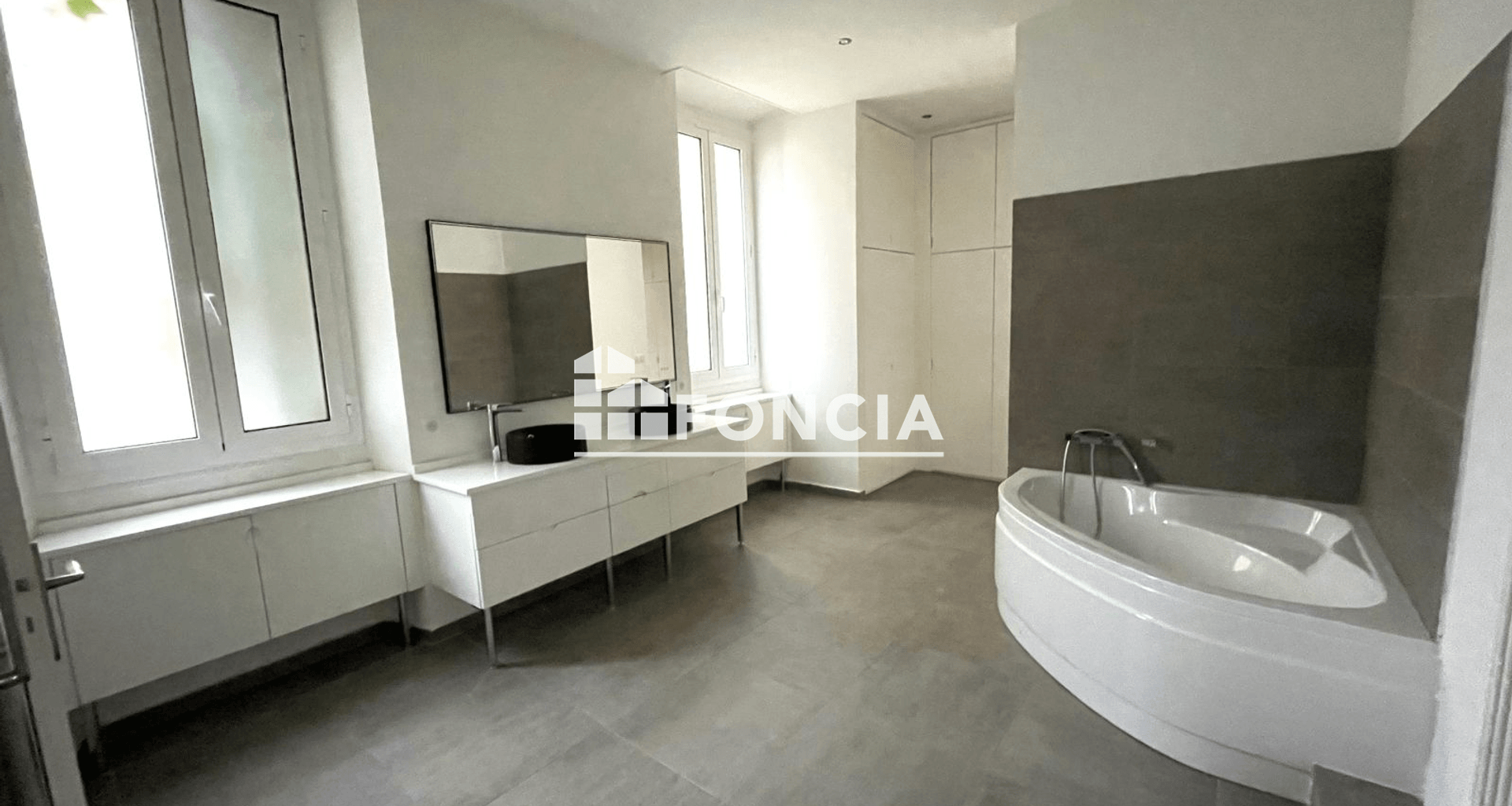 Appartement 7 pièces (330.34 m²) à louer - Marseille 8ᵉ (13008)