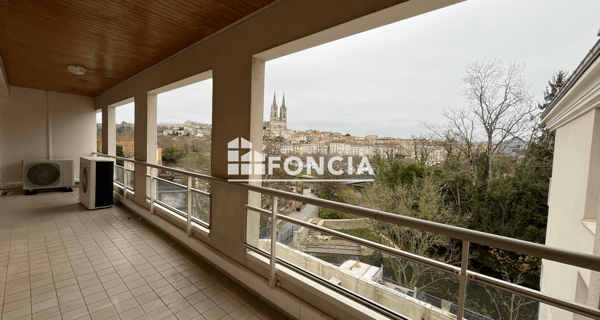 Appartement 5 pièces (161.49 m²) à louer - Niort (79000)