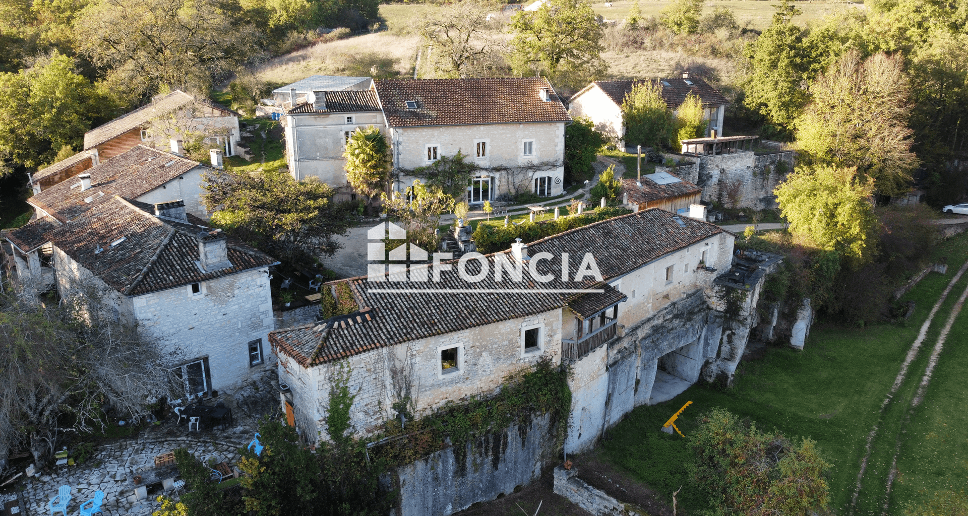 Maison 30 pièces (1225 m²) à vendre - Sers (16410)