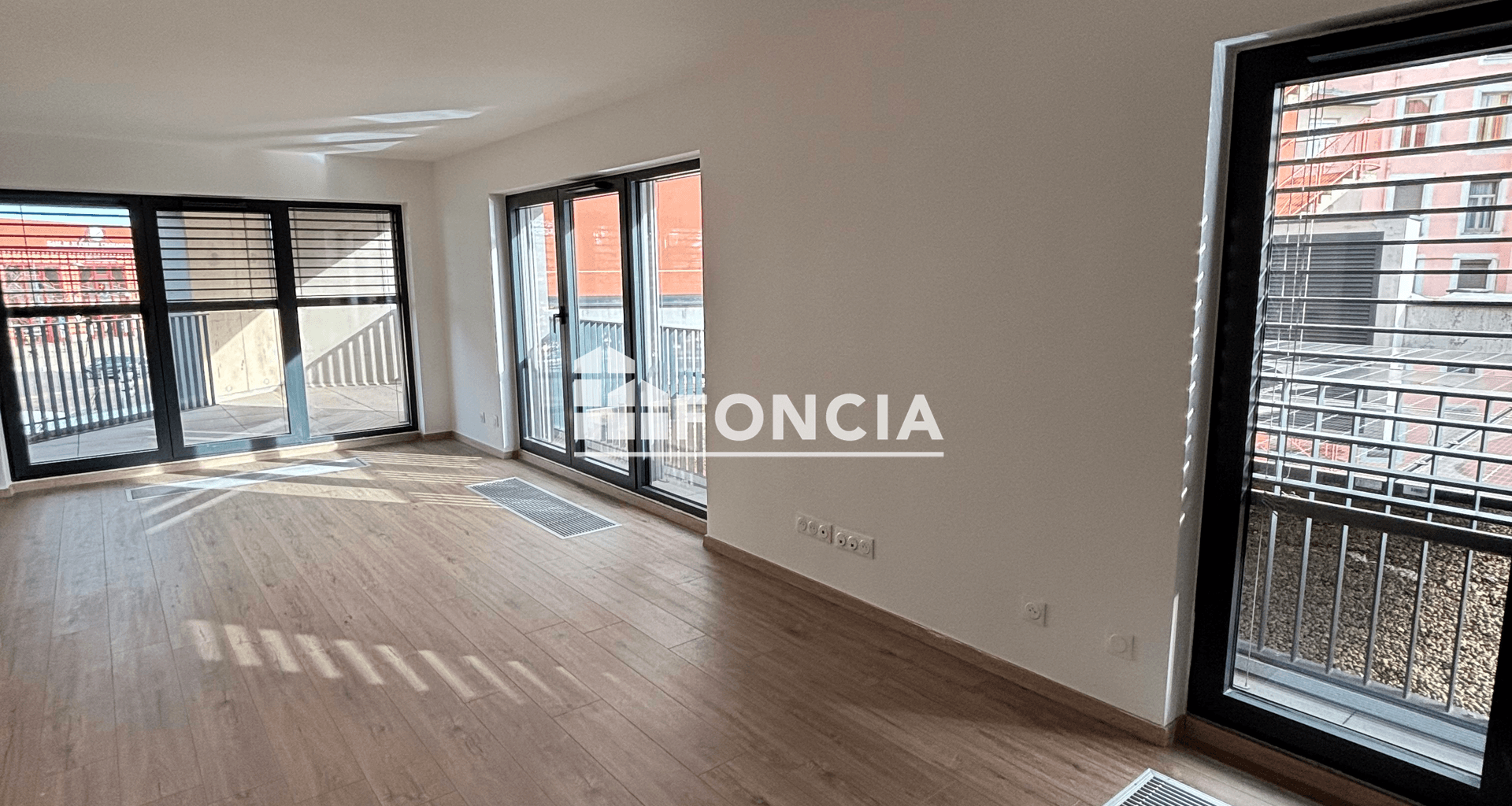 Appartement 9 pièces (210.3 m²) à louer - Saint-étienne (42000)