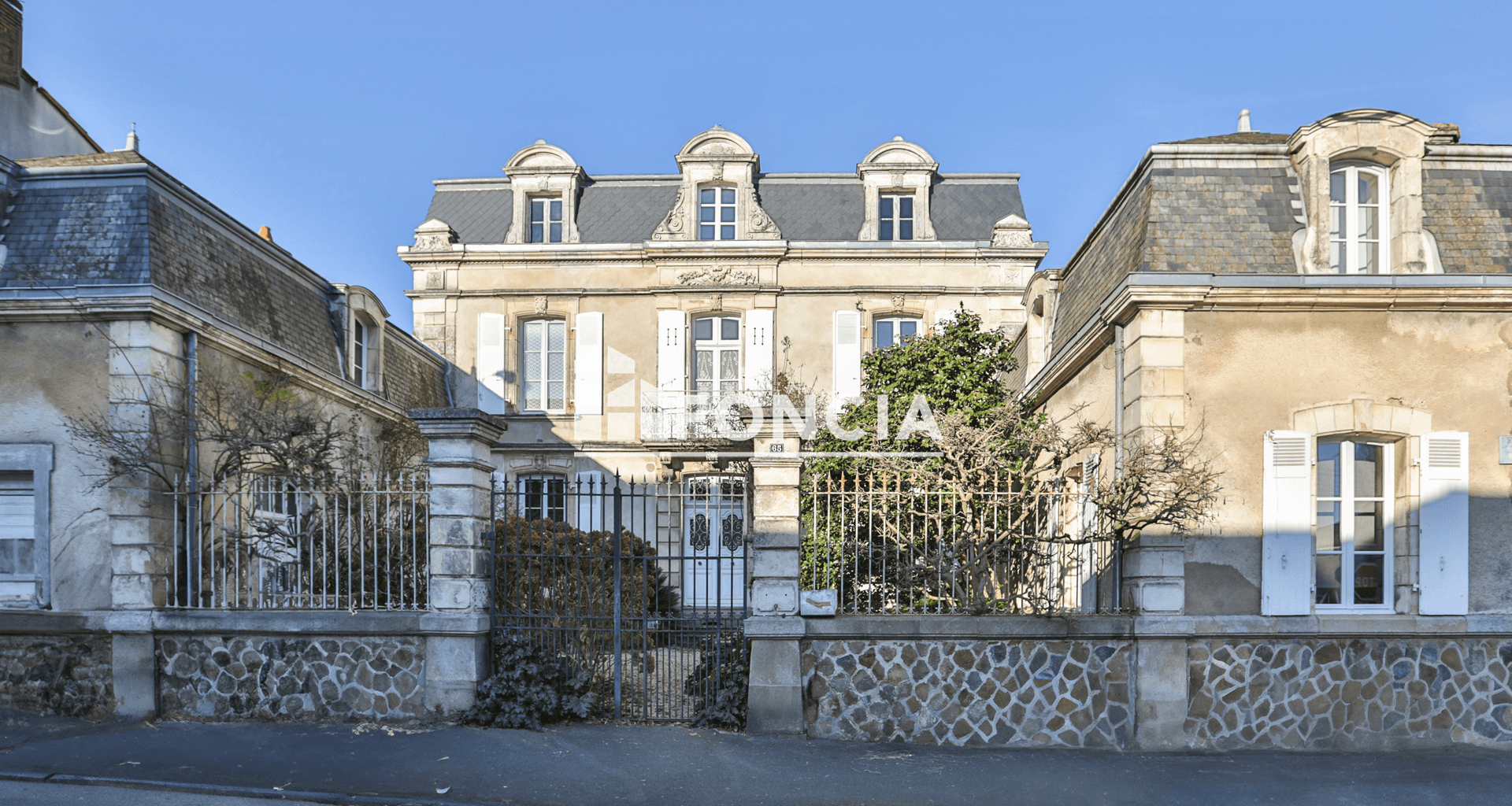 Maison 10 pièces (309.59 m²) à vendre - La Roche-sur-yon (85000)