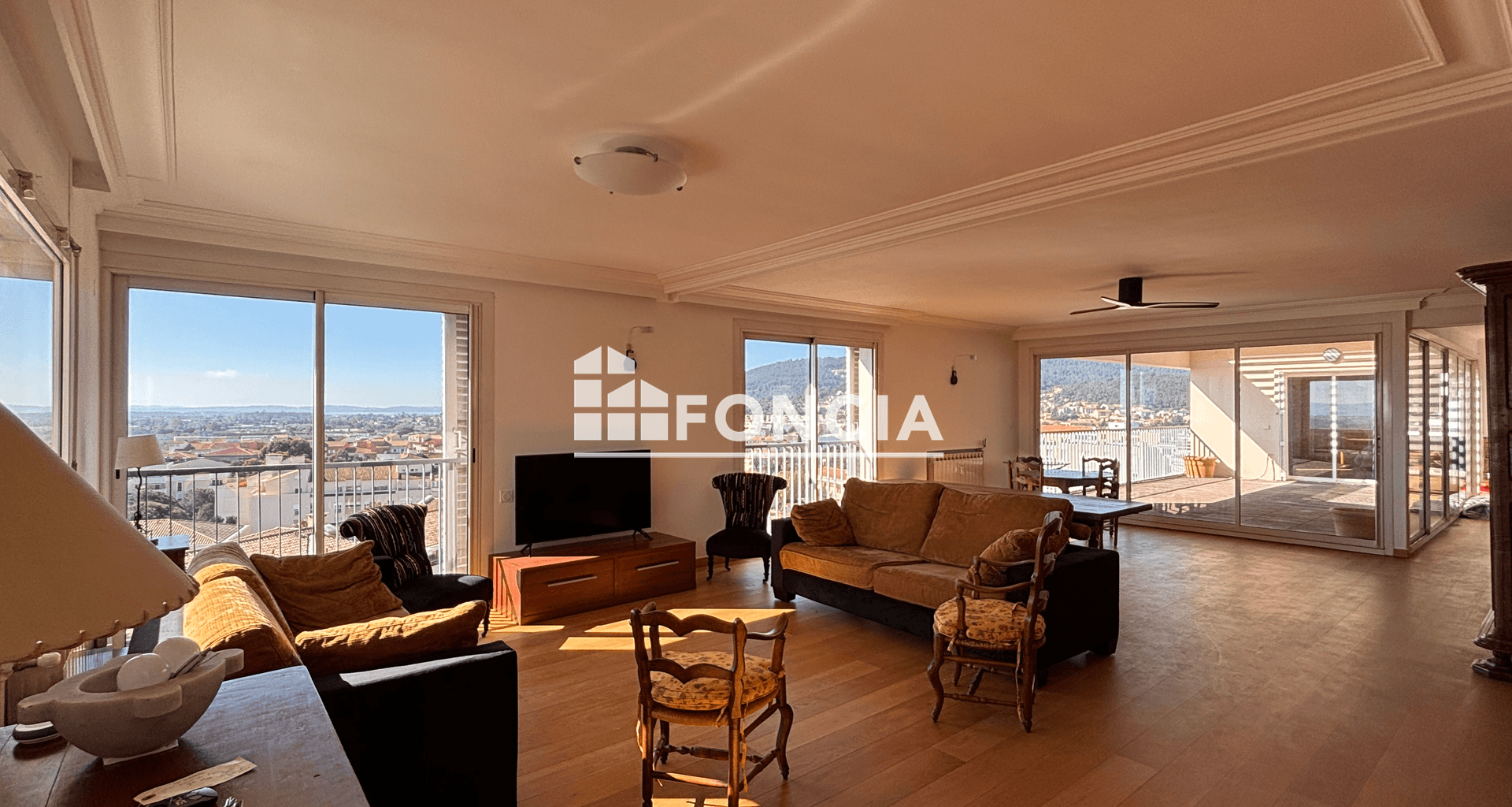 Appartement meublé 6 pièces (243.95 m²) à louer - Hyères (83400)