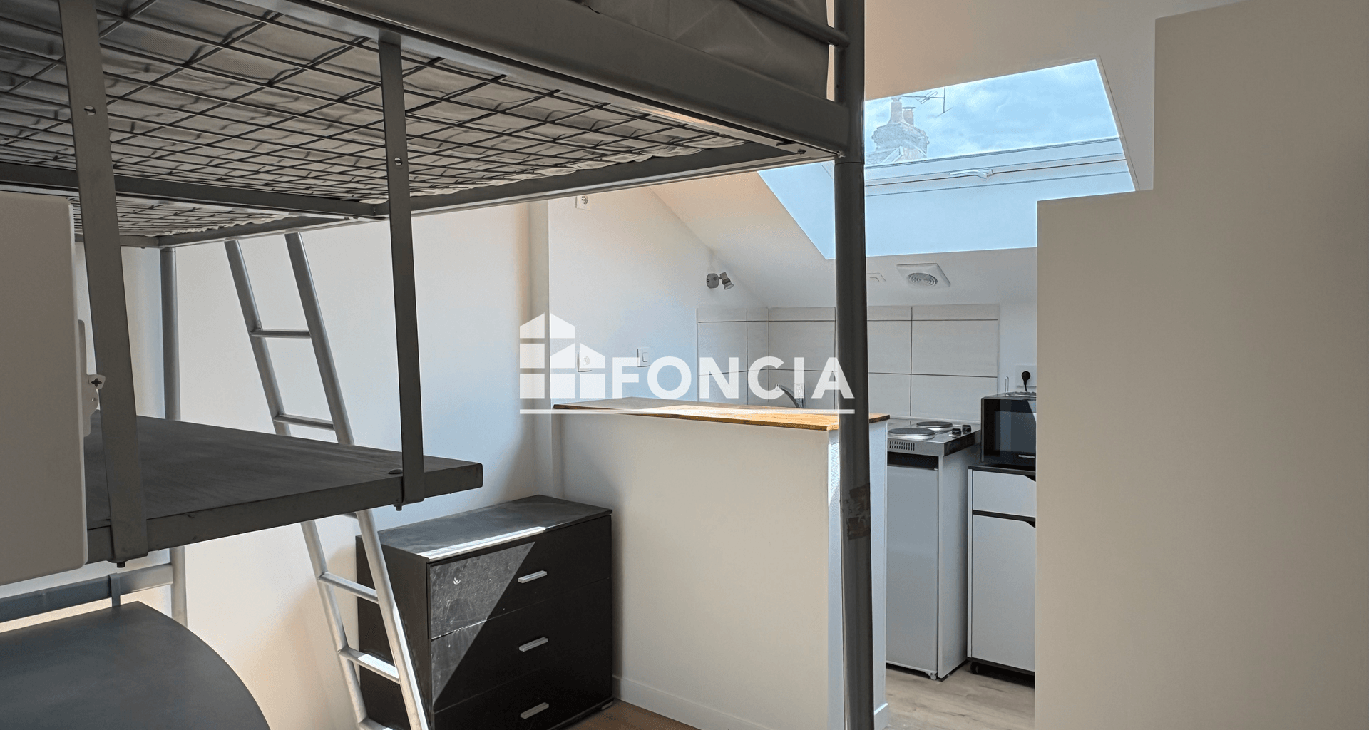 Studio meublé (10.38 m²) à louer - Orléans (45000)